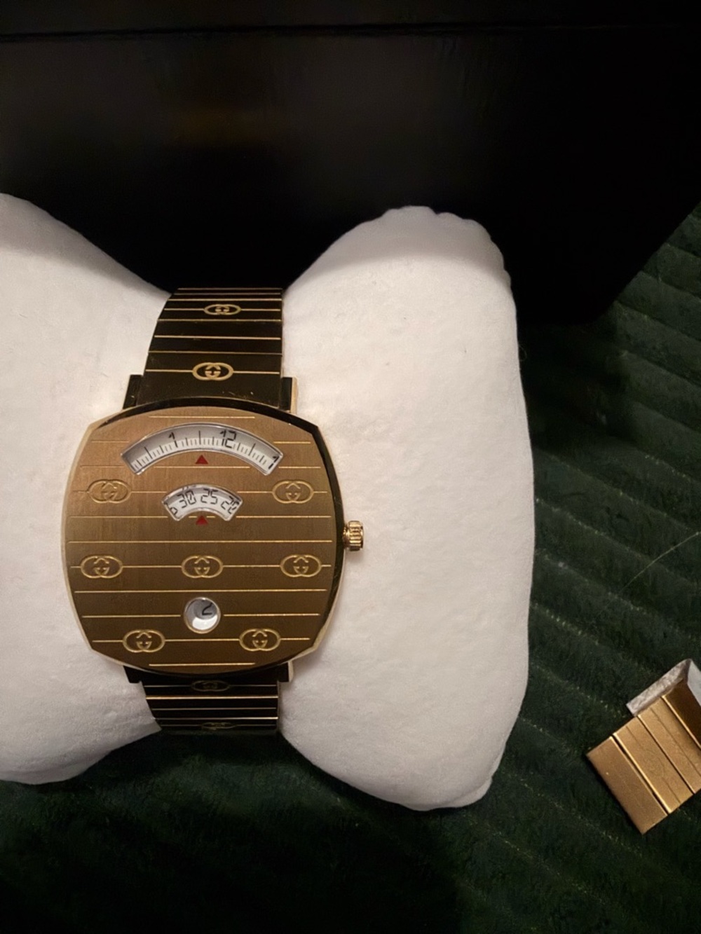 Gucci Grip Gold-Tone Logo-Pattern Bracelet Watch - Picture 2 of 7